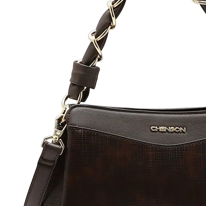 Close na alça trançada dourada e logo metálico da bolsa Chenson